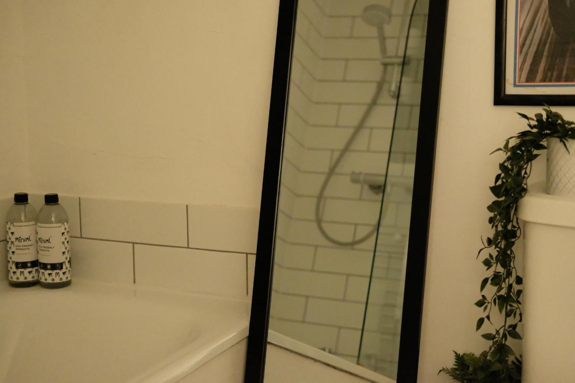 Spacious City Centre Apartment Bath Exterior photo