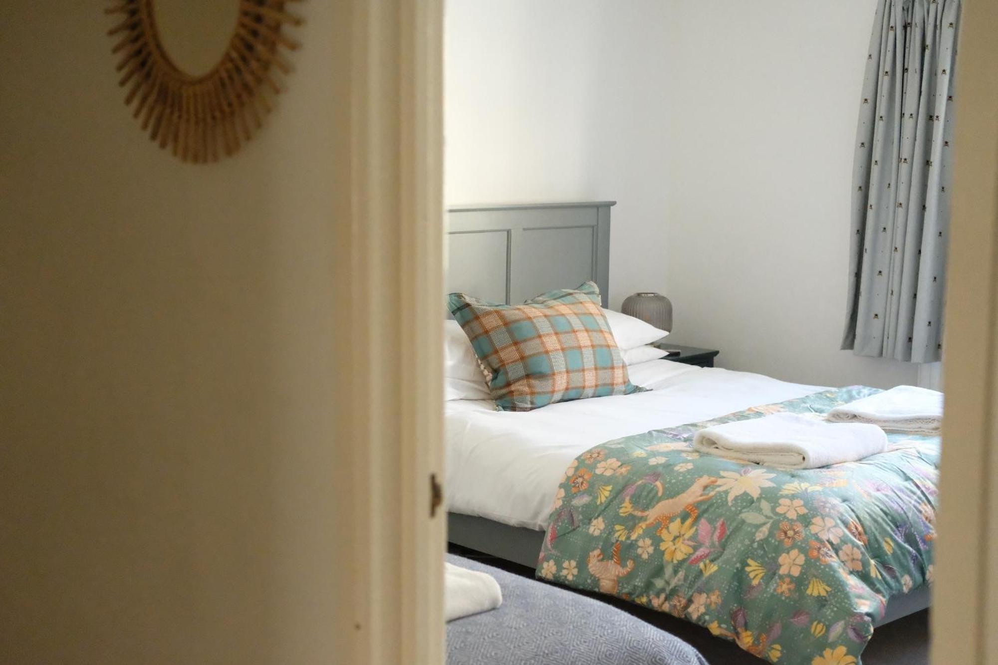 Spacious City Centre Apartment Bath Exterior photo