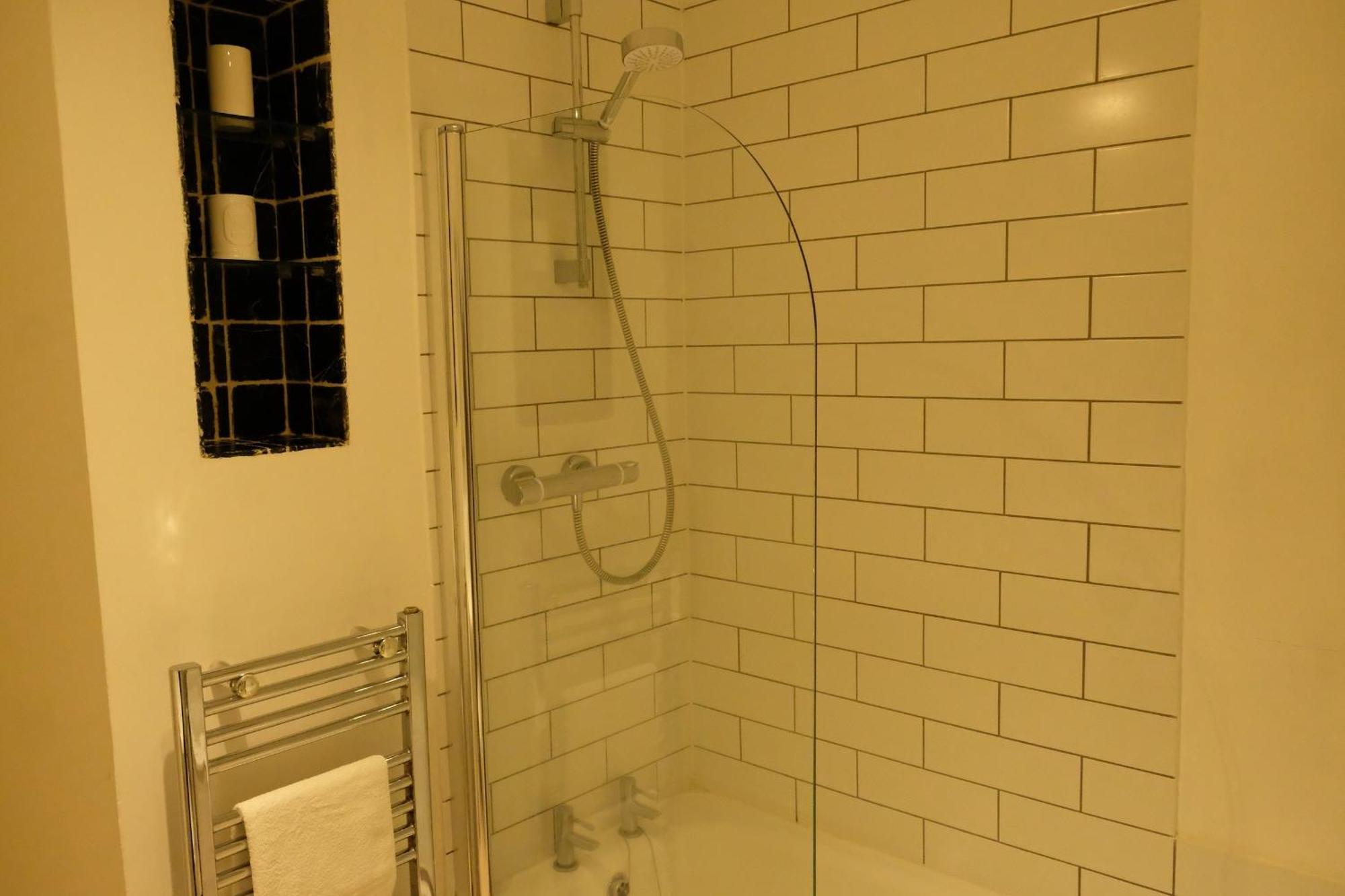 Spacious City Centre Apartment Bath Exterior photo